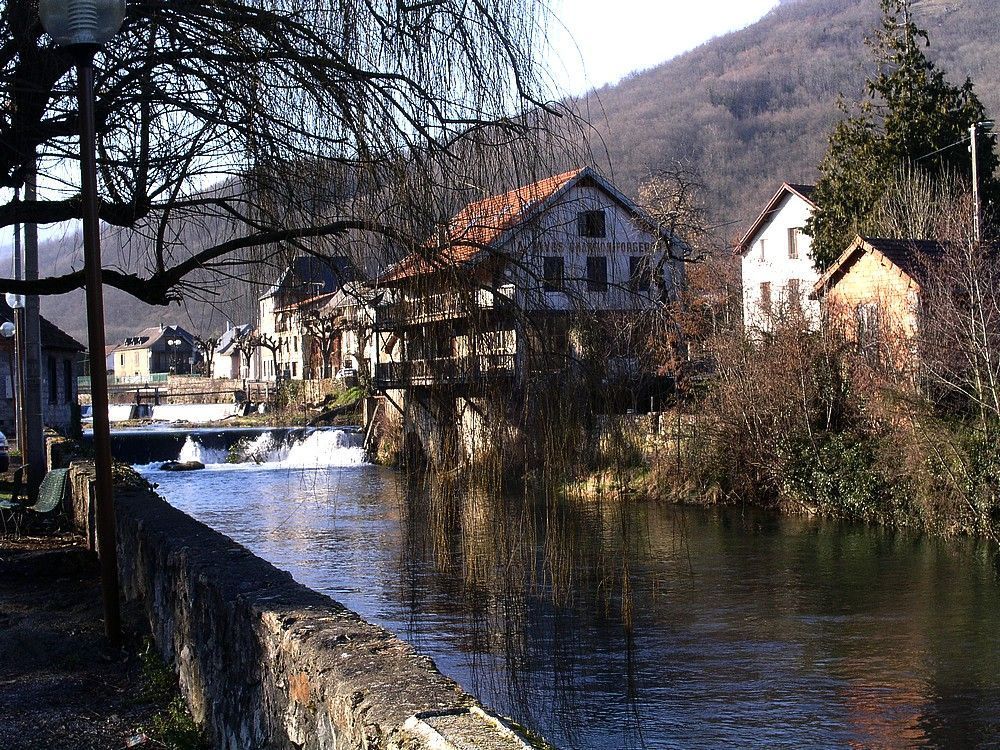 UN PAYSAGE SANS NEIGE LE VILLAGE D'ENGOMER